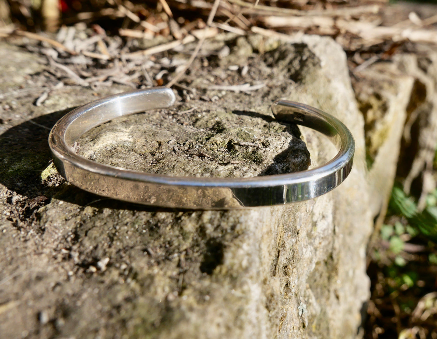 Mittlerer Silber Armreif graviert – einzigartiges Armband mit Charakter & Seele. Ein Armreif mit Botschaft von LOIS MATHAR