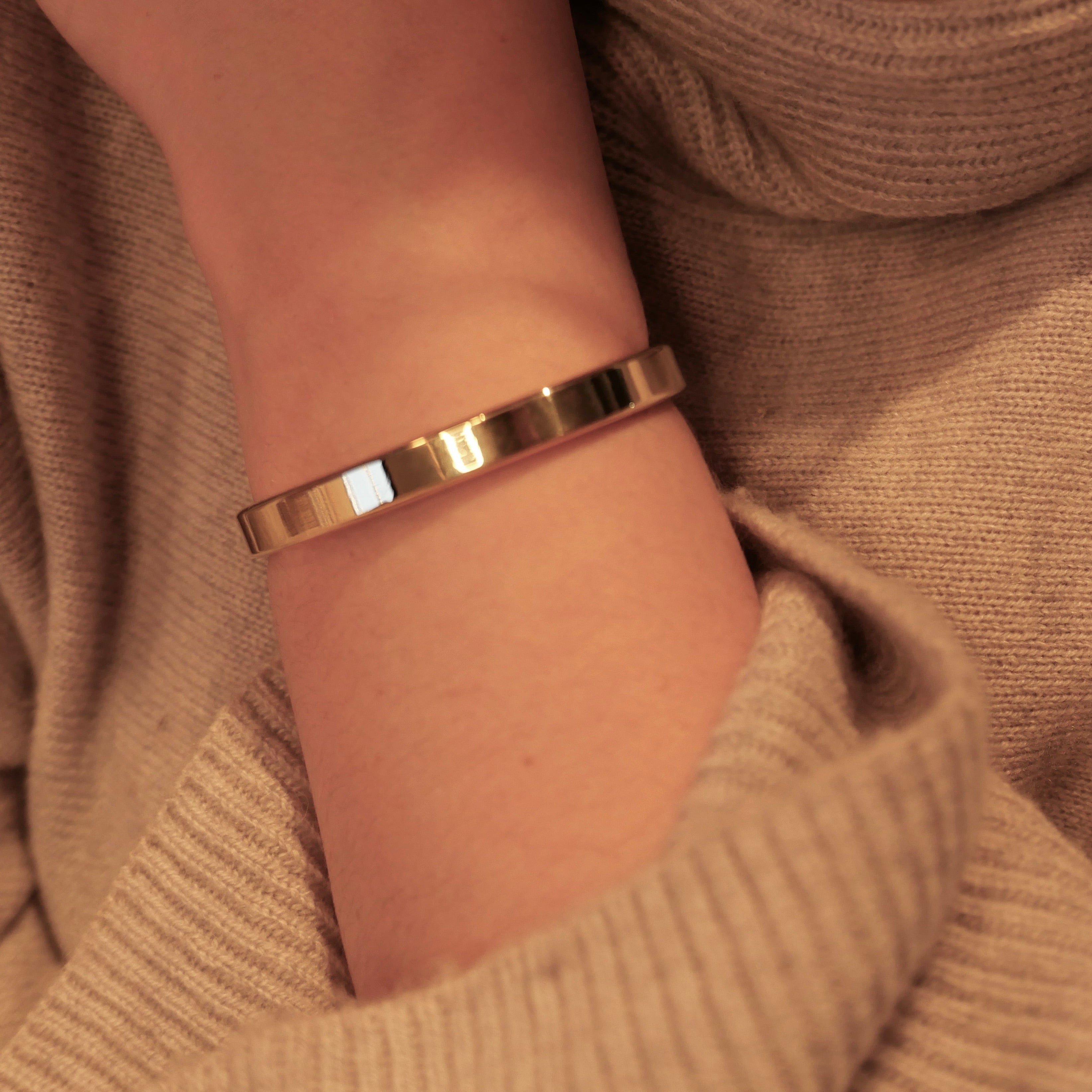 Mittelbreiter Kupfer Armreif – ausdrucksstark, elegant & ein besonderes Geschenk | LOIS MATHAR.