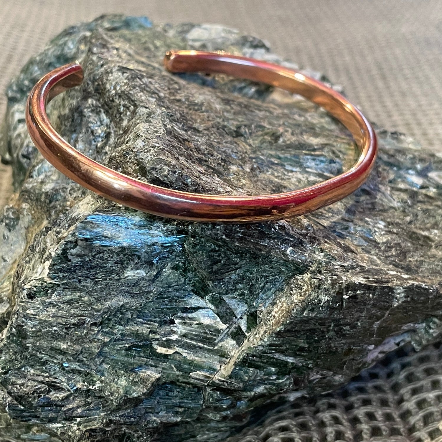 Halbrunder Armreif aus Kupfer, graviert. Handgearbeiteter Schmuck als Geschenk zu einem besonderen Anlass.