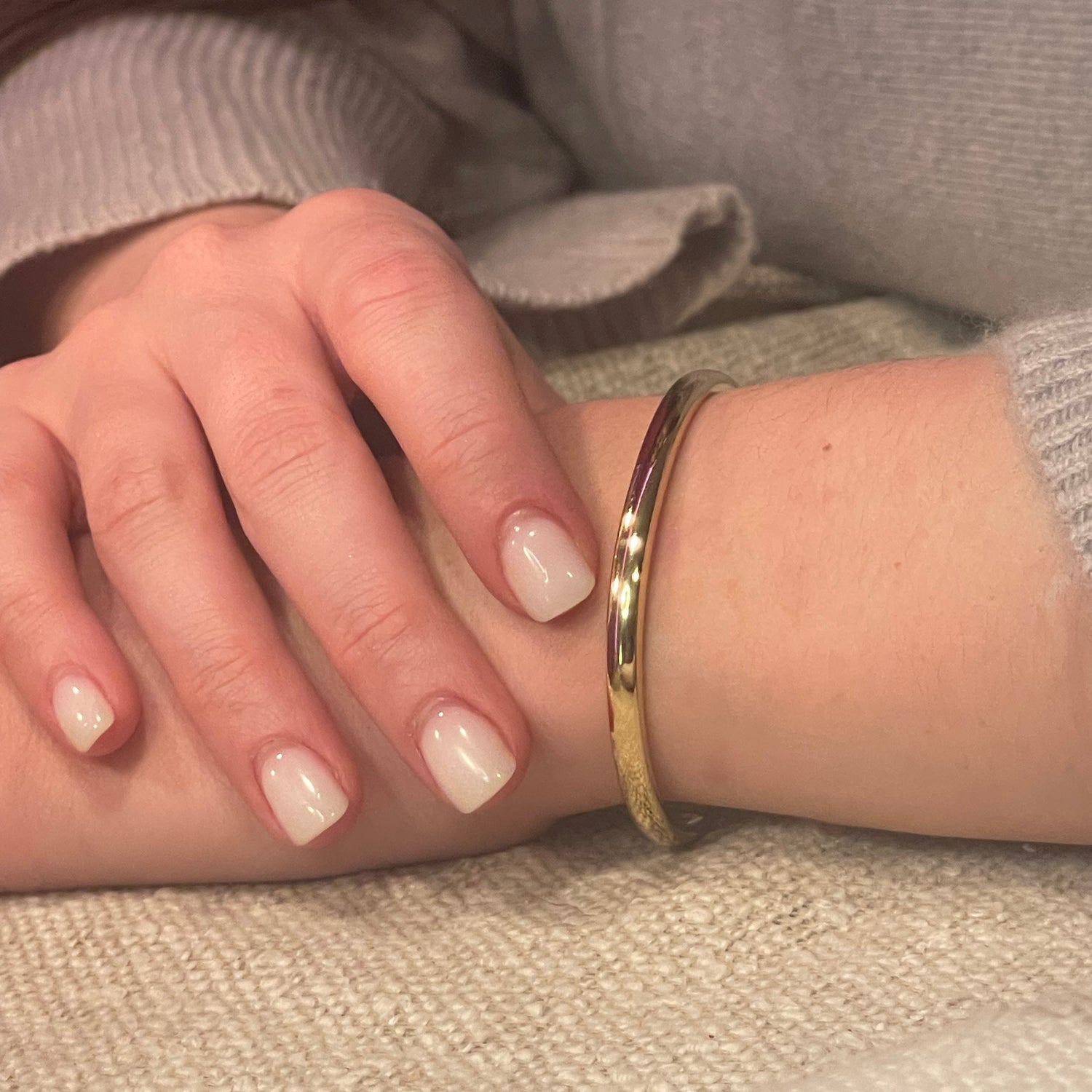 Aussdrucksstarker  Messing-Armreif, halbrund in der Form und mit Gravur:  Ein Tag, ein Datum, ein Ereignis - das Armband wird zur bleibenden Erinnerung