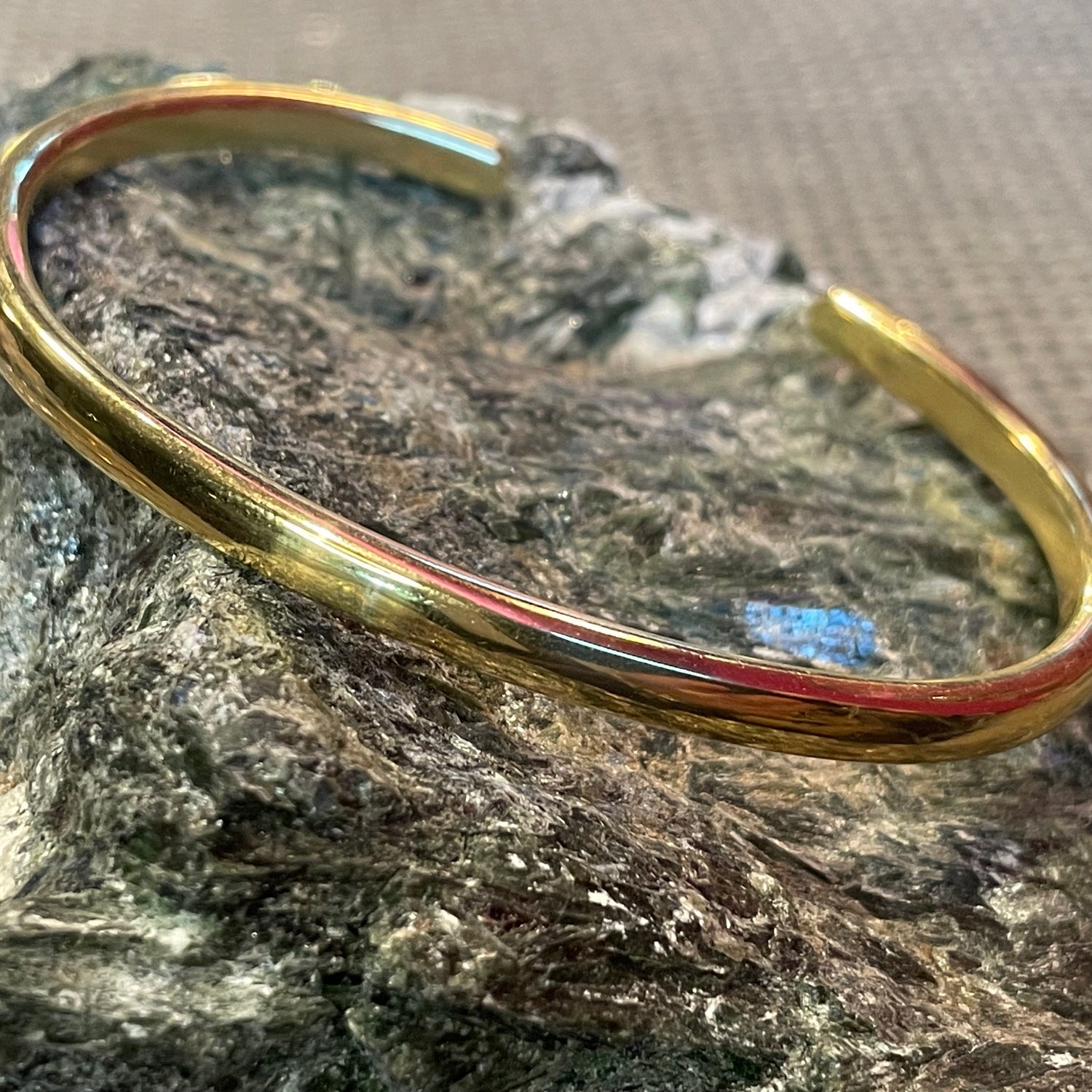 Halbrundes Messing Armband –  zeitlos schön & außergewöhnlich. Ein Geschenk für Sie & Ihn | LOIS MATHAR