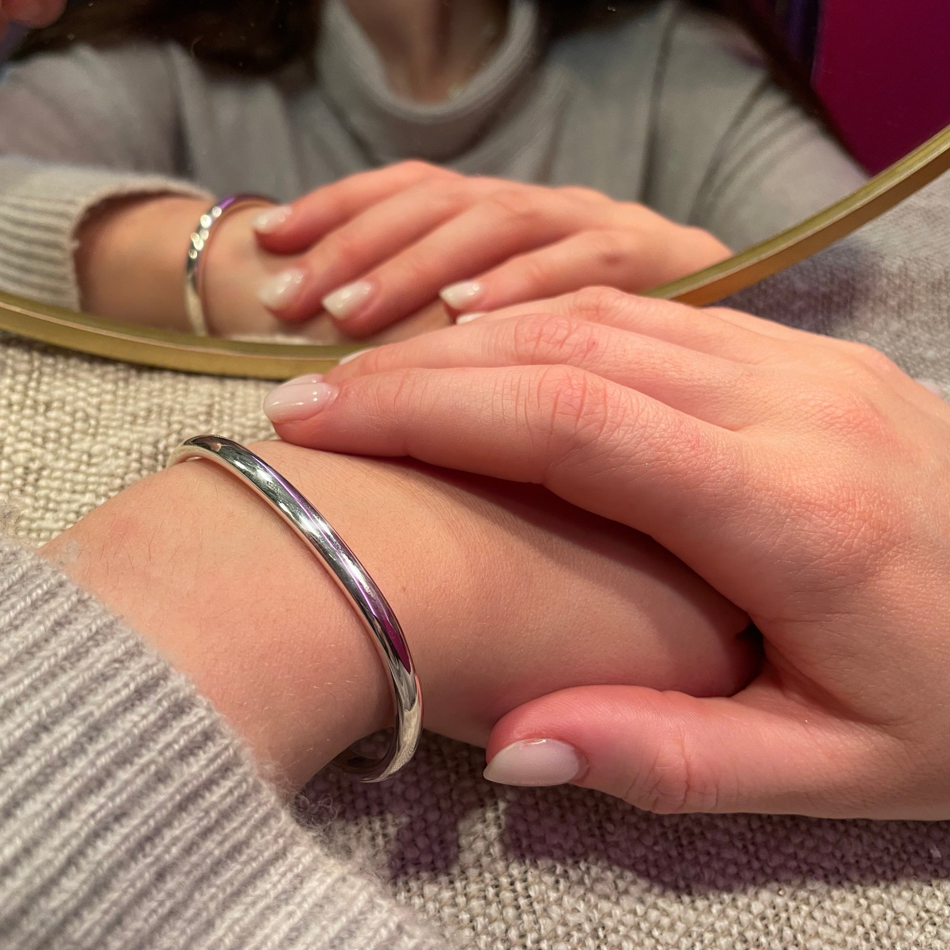 Halbrund, von Hand gefertigt und aus Sterling-Silber. Das schlichte Armband ist ein Hingucker und ein edles Geschenk.