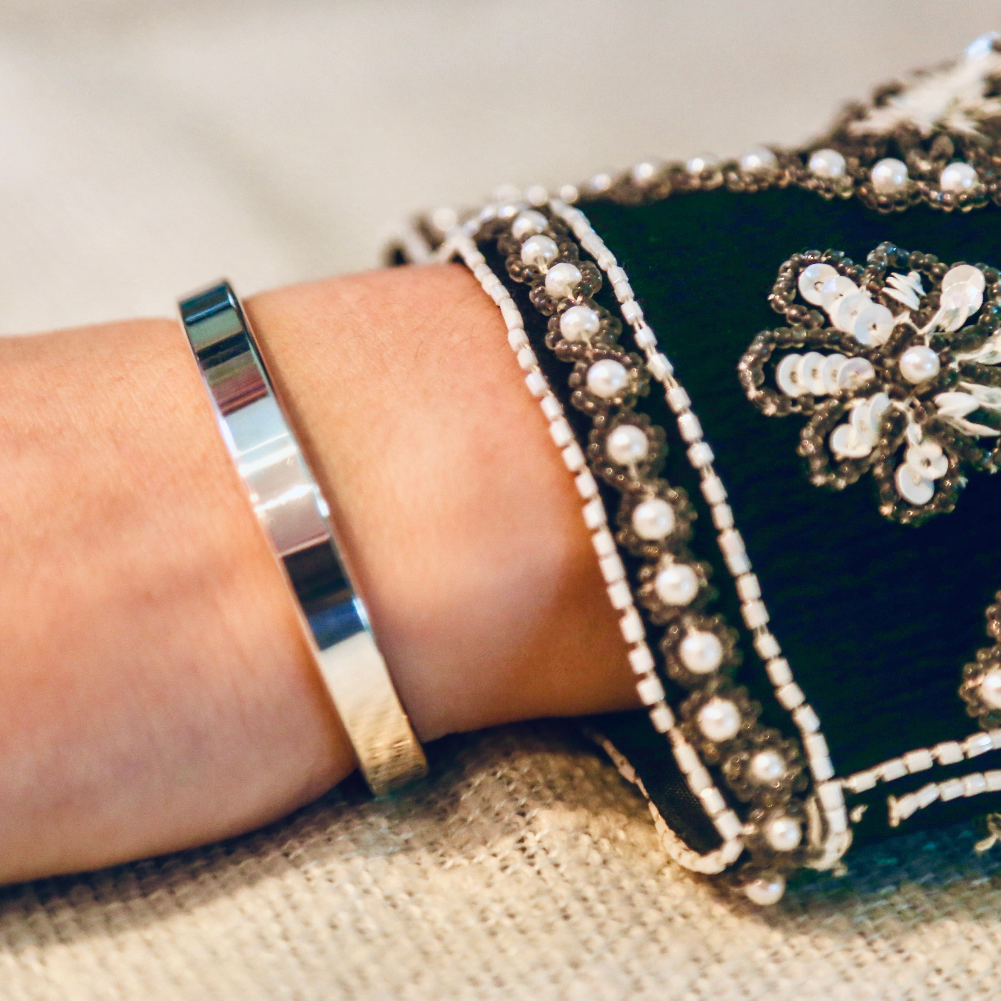 Breiter Armreif aus Sterling-Silber mit Gravur. Handgeschmiedet und persönlich. Edles  Armband mit einer Botschaft für Deinen Lieblingsmenschen| LOIS MATHAR