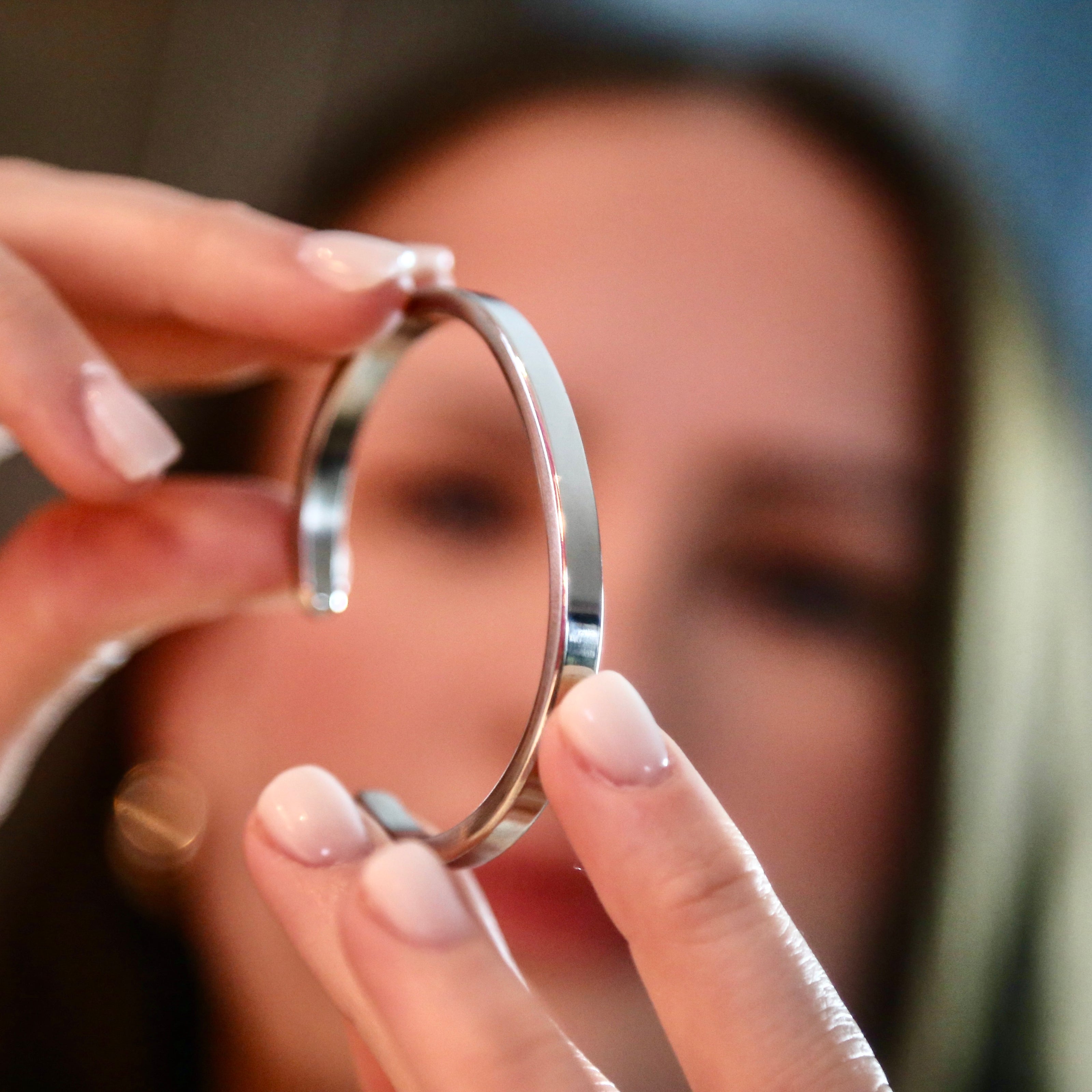 Handgeschmiedeter Armreif aus edlem Sterling-Silber – Luxus für's Handgelenk | LOIS MATHAR