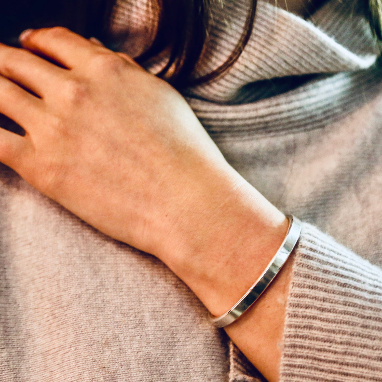 Mittelbreites Silber Armband – zeitlos, edel und sehr Besonders. | LOIS MATHAR