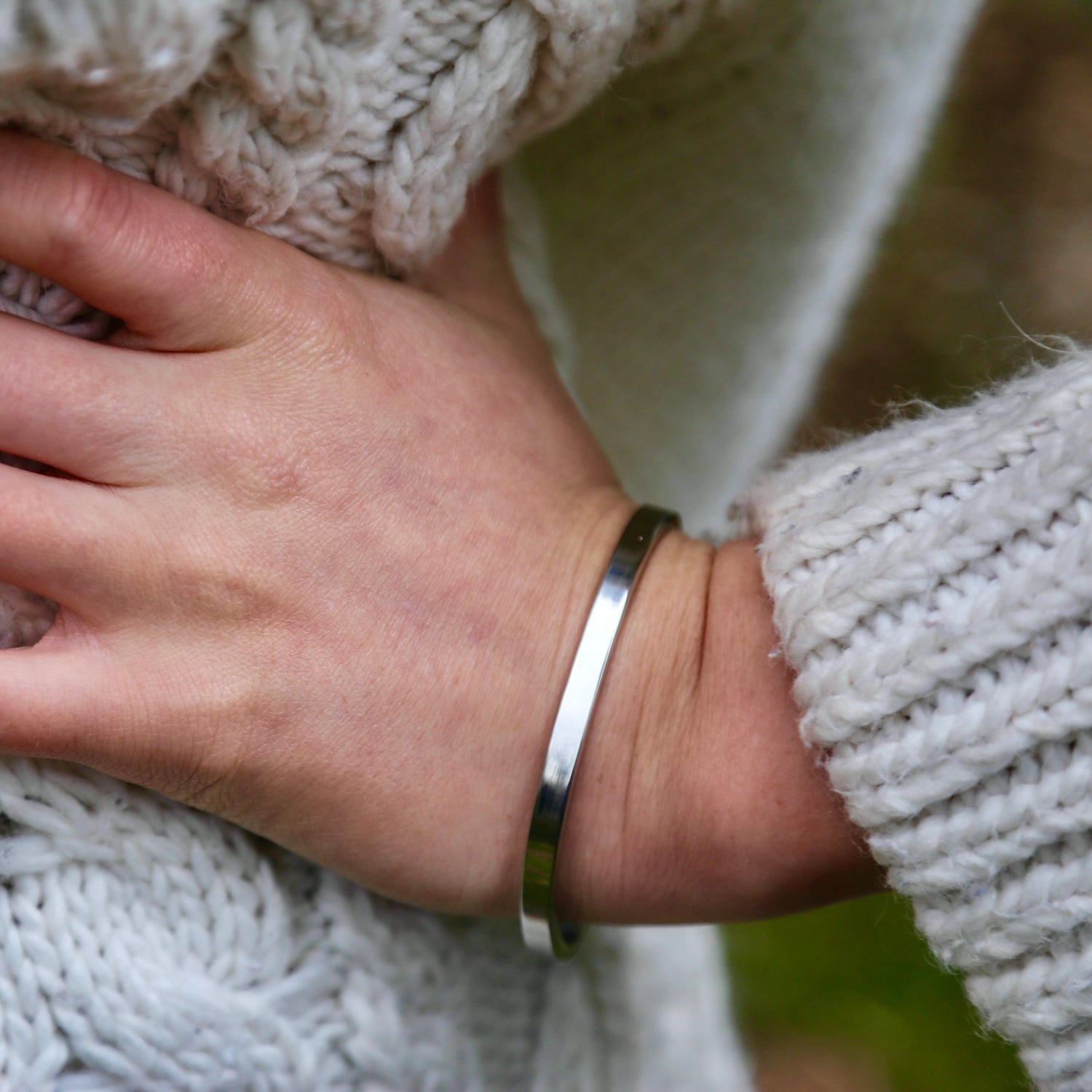 Schmaler Armreif, Sterling Silber – filigranes Armband, handgeschmiedet in München
