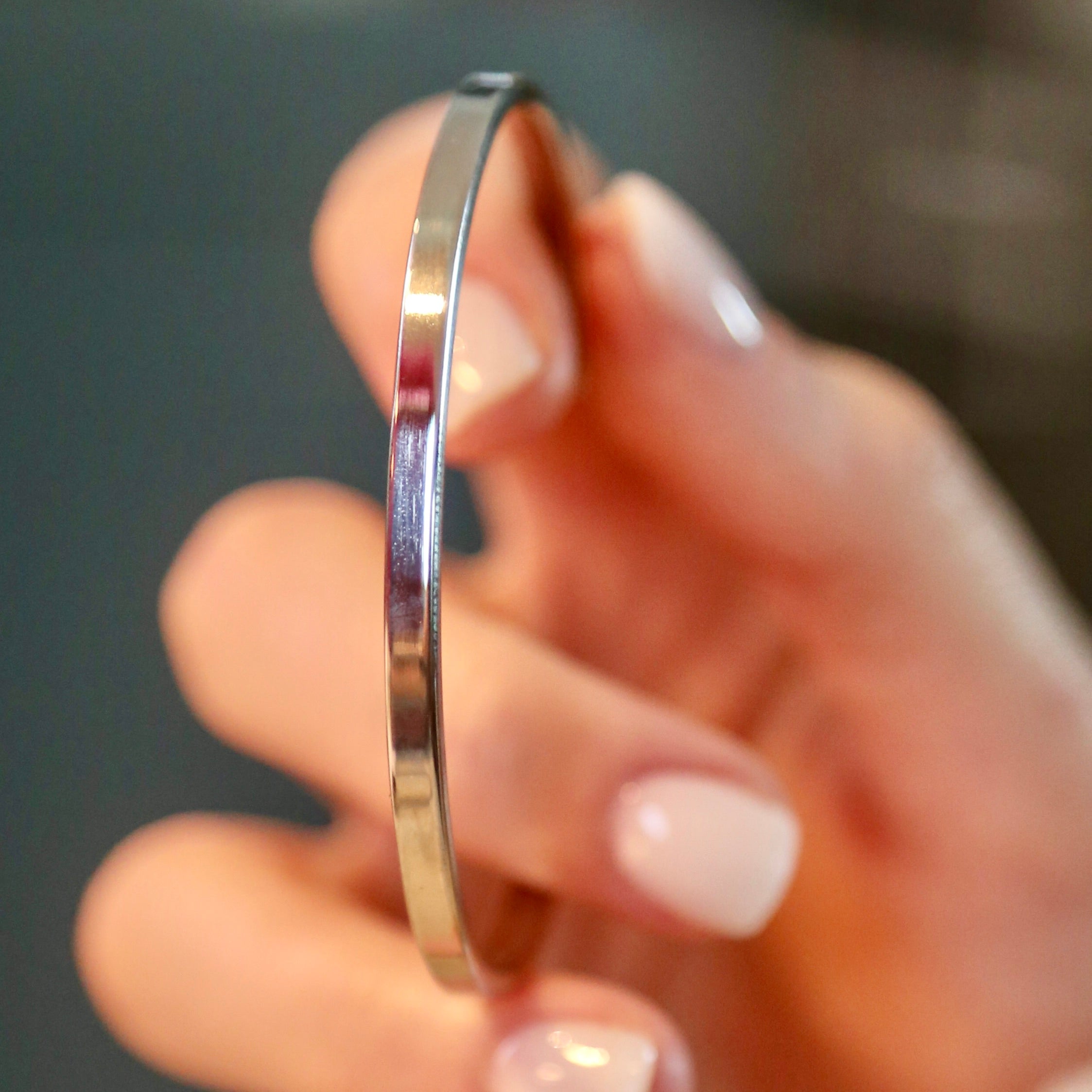 Schmaler Armreif aus Sterling-Silber – edel glänzend & handgeschmiedet..