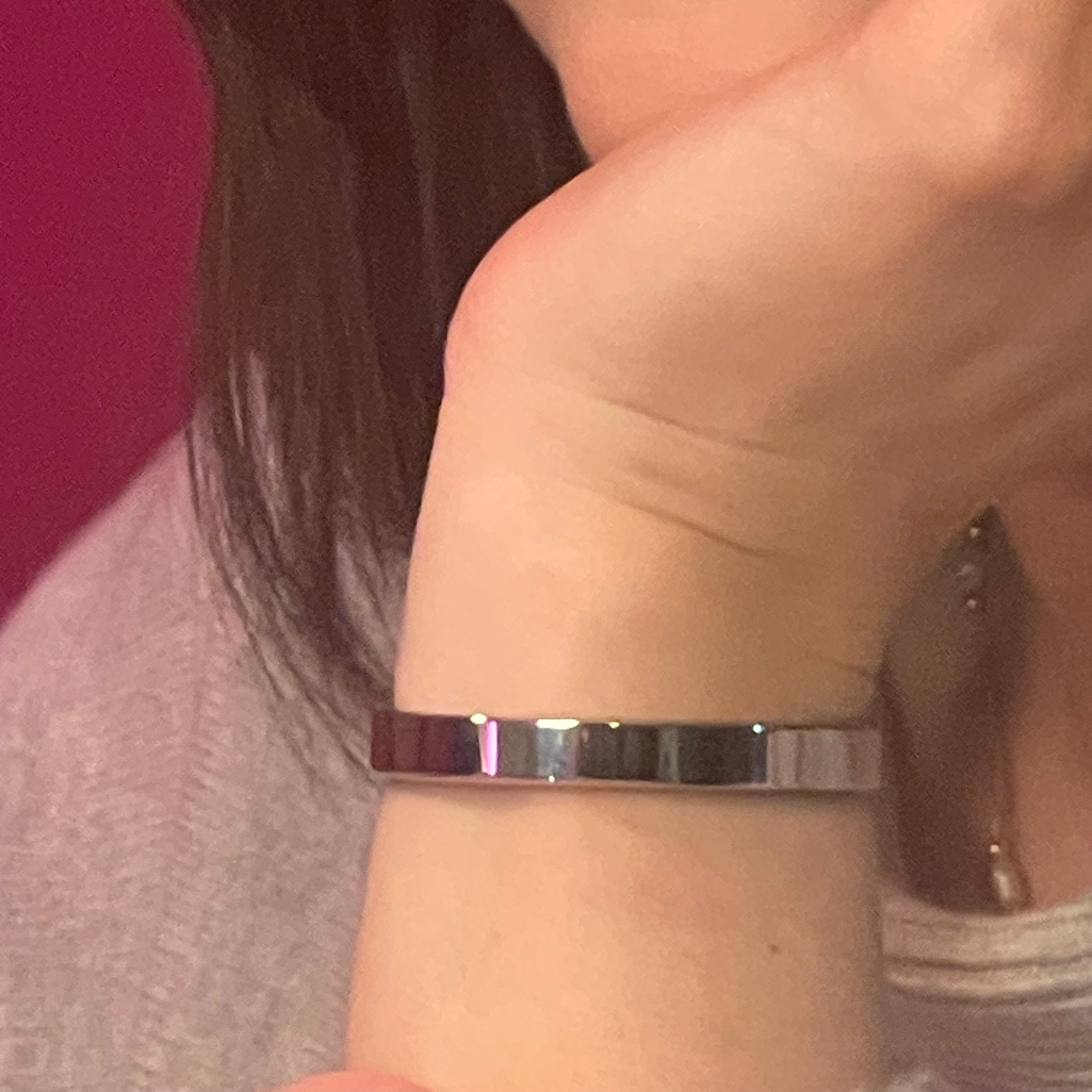 Edelstahl Armreif breit – modernes Statement, kraftvolles Design, klare Linie