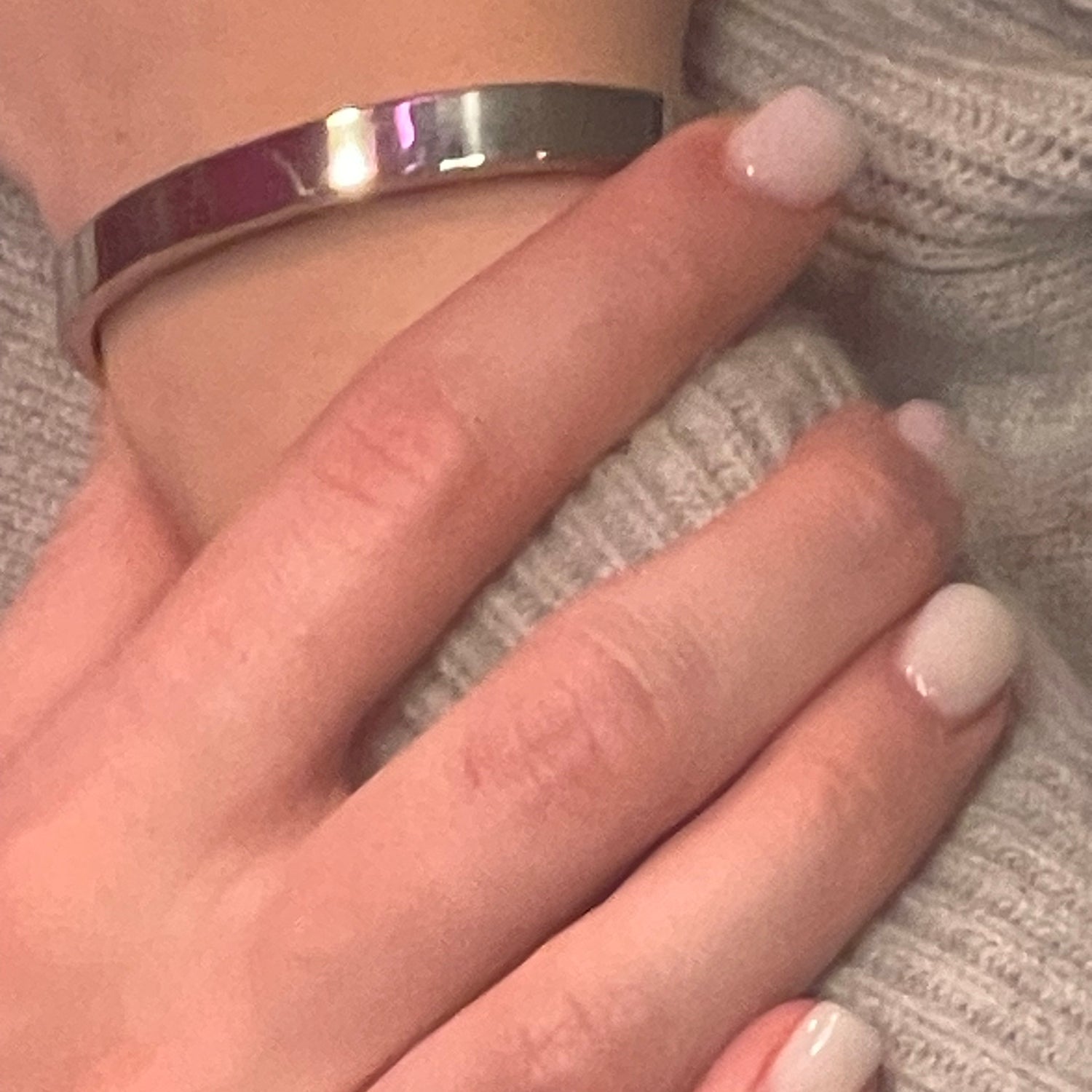 Handgemachter Edelstahl Armreif  in breit – kompromissloser Schmuck mit klarer Wirkung | LOIS MATHAR