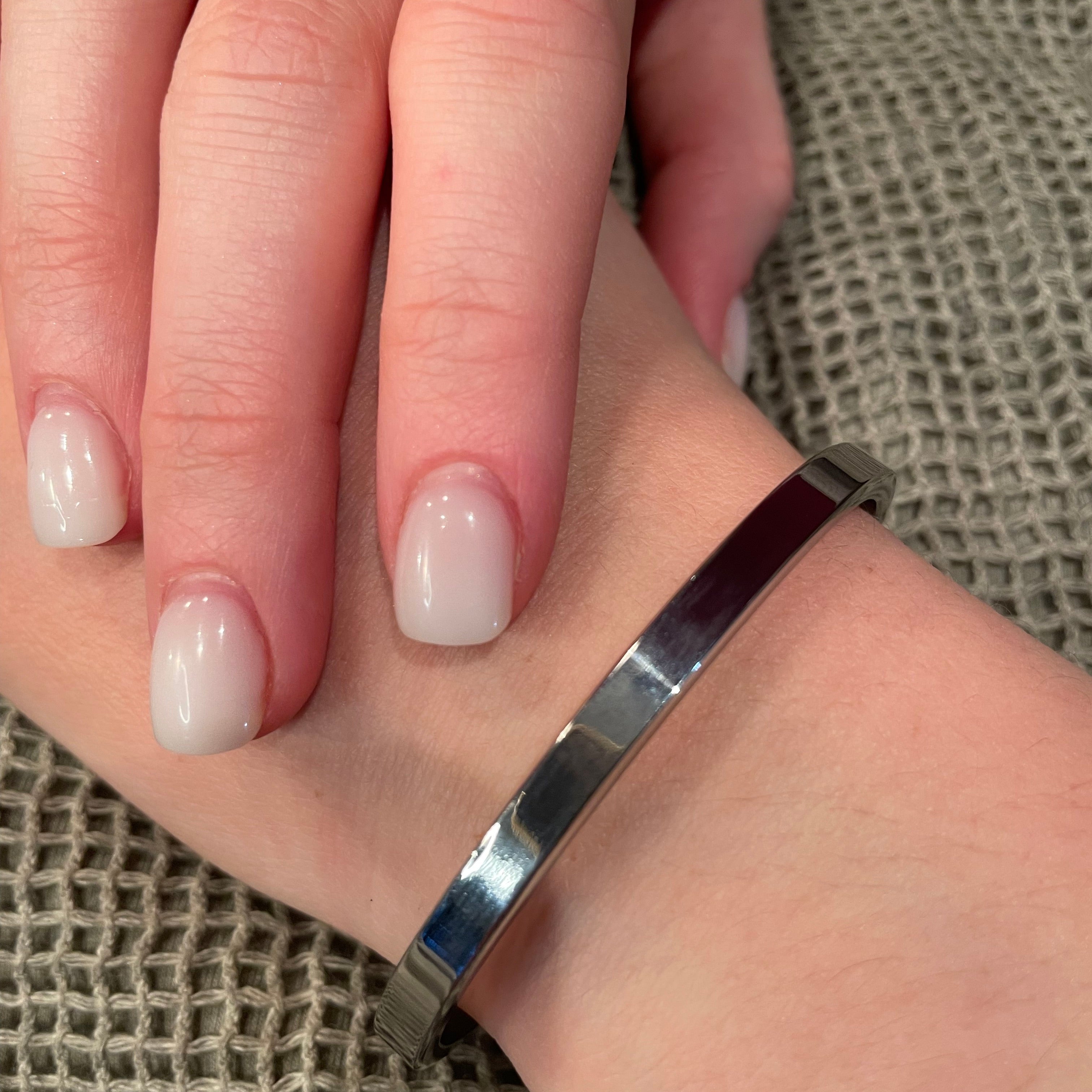 Breites Edelstahl Armband handgemacht – Designerseele trifft Handwerkskunst.