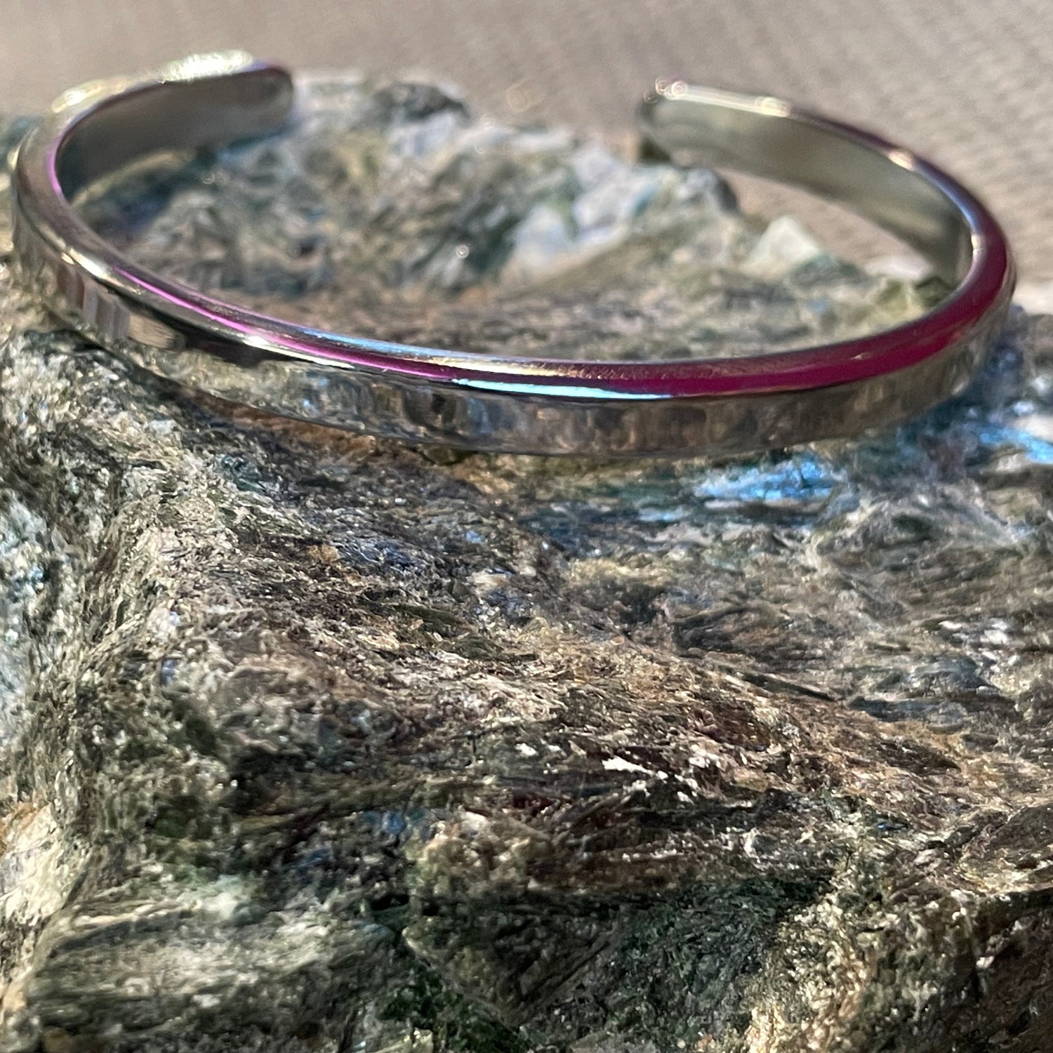 Edelstahl Armreif  in mittel – minimalstisch, robust & handgeschmiedet. Ein Armband, mit zeitlosem Design & klarer Linie | LOIS MATHAR