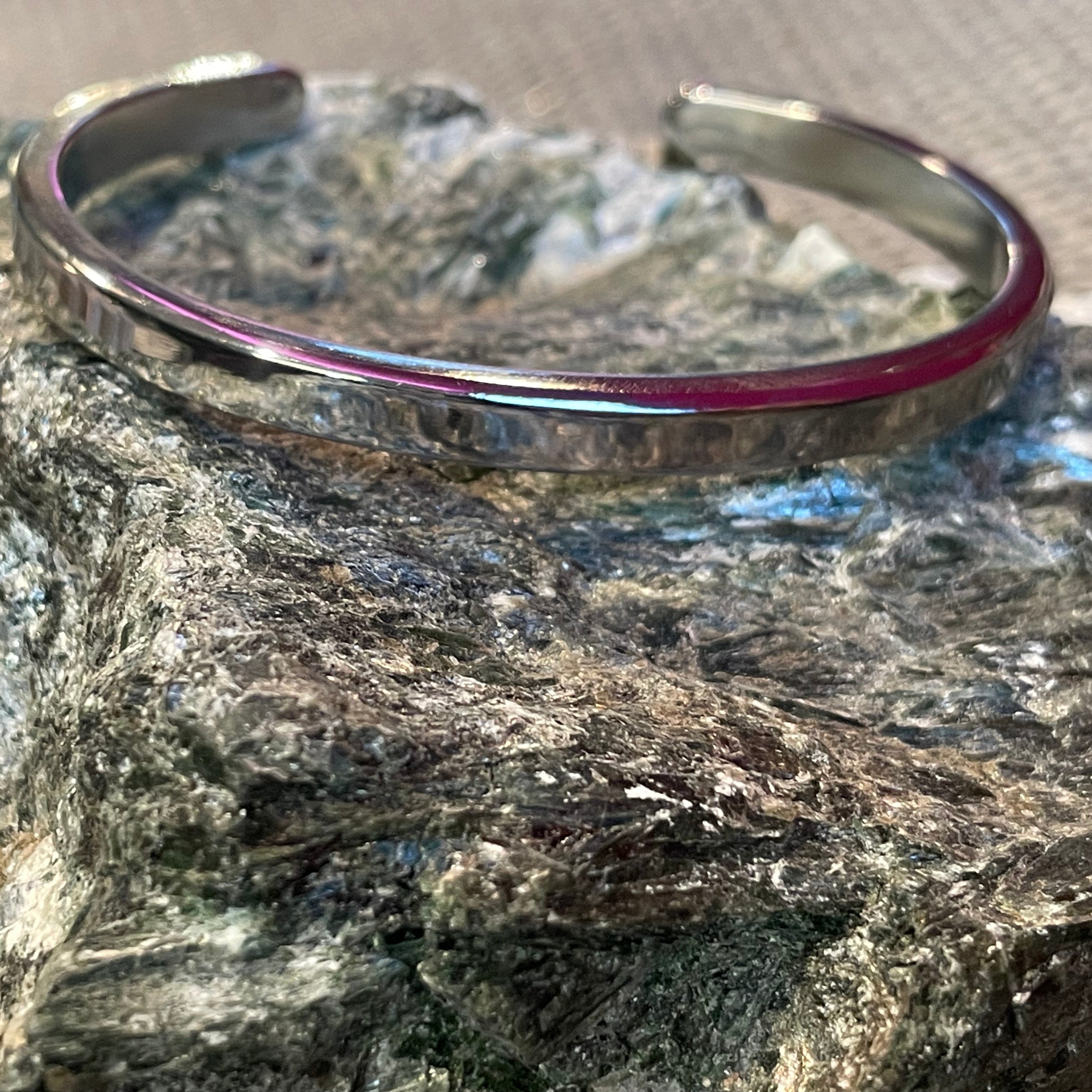 Edelstahl Armreif  in mittel – minimalstisch, robust & handgeschmiedet. Ein Armband, mit zeitlosem Design & klarer Linie | LOIS MATHAR