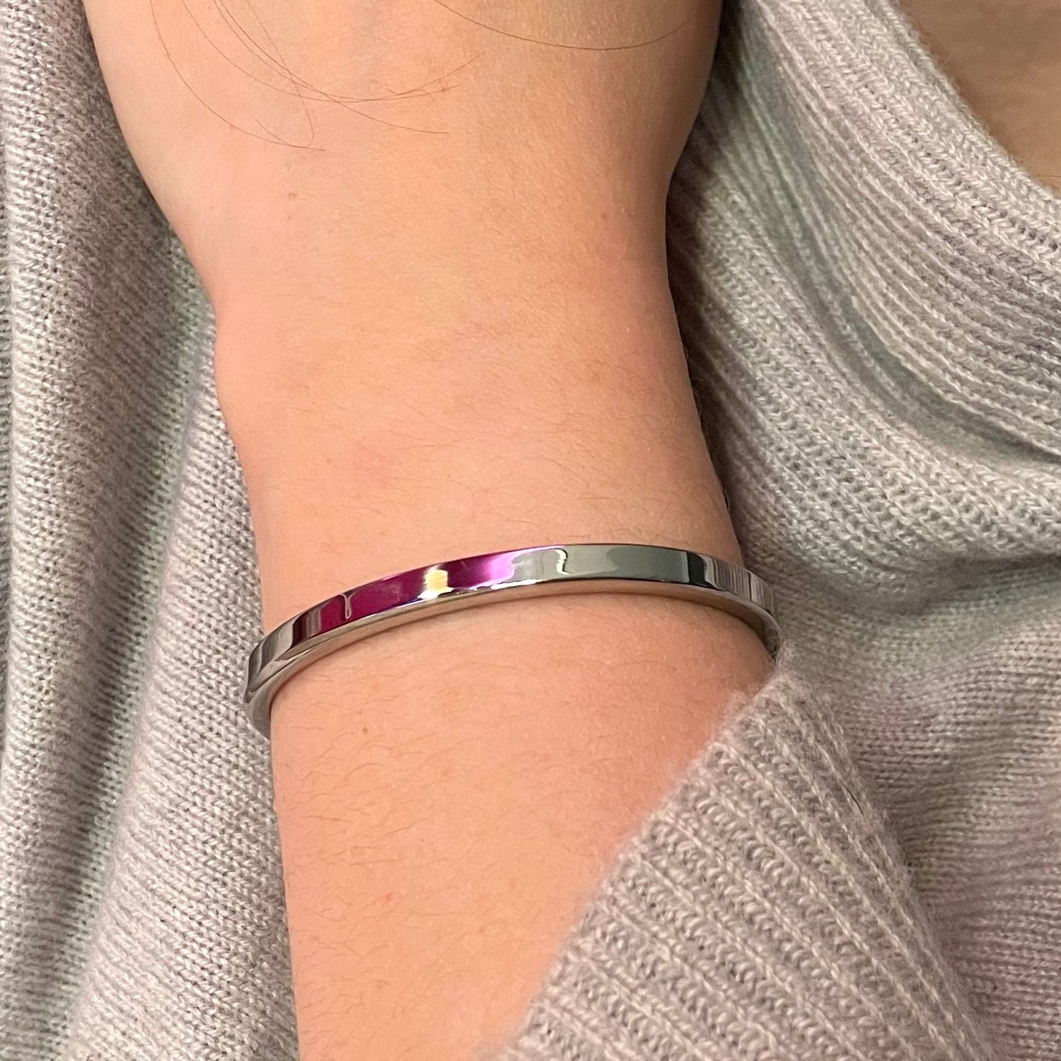 Graviertes Edelstahl Armband – zierlich & bedeutungsvoll.