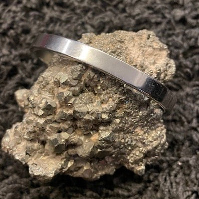 Mittelbreiter Edelstahl Armreif. Robustes Armband, ehrlich in der Form & pflegeleicht. Handgeschmiedet von LOIS MATHAR