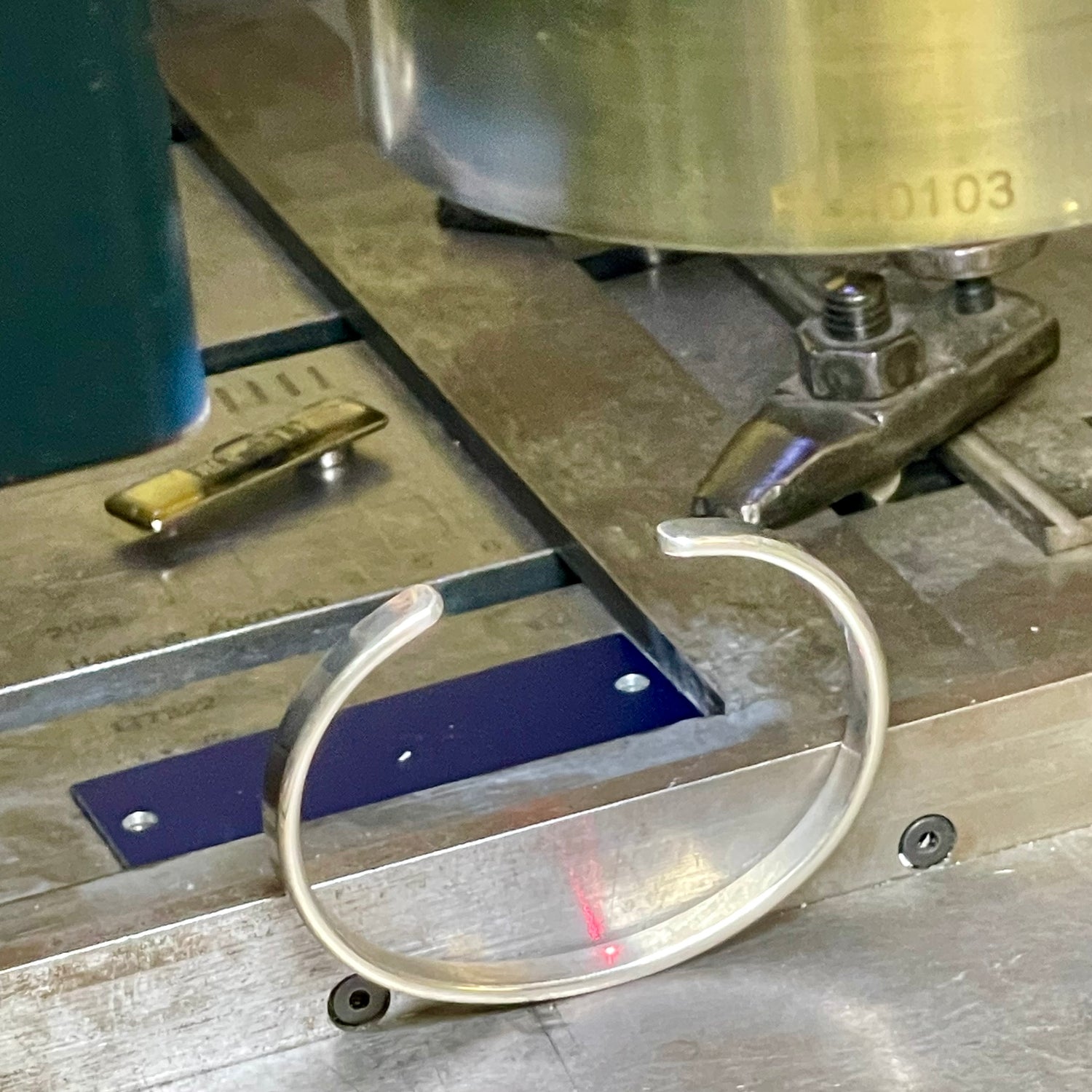 Silber Armreif mit Gravur – mittelbreit, handgeschmiedet & persönlich, ein Armband fürs Leben | LOIS MATHAR