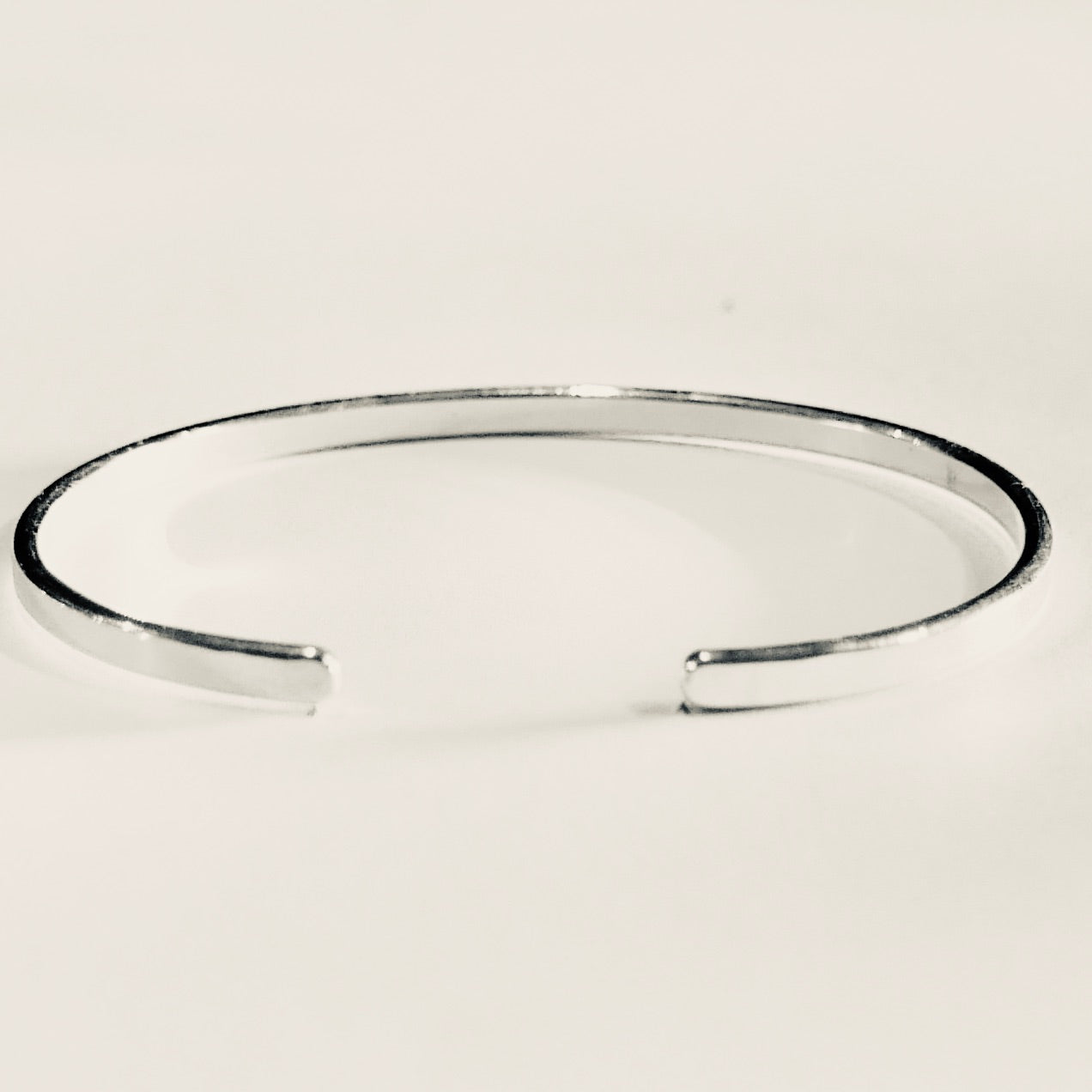 Silber Armband schmal – ein besonderes Stück Handwerkskunst für  jeden Tag.