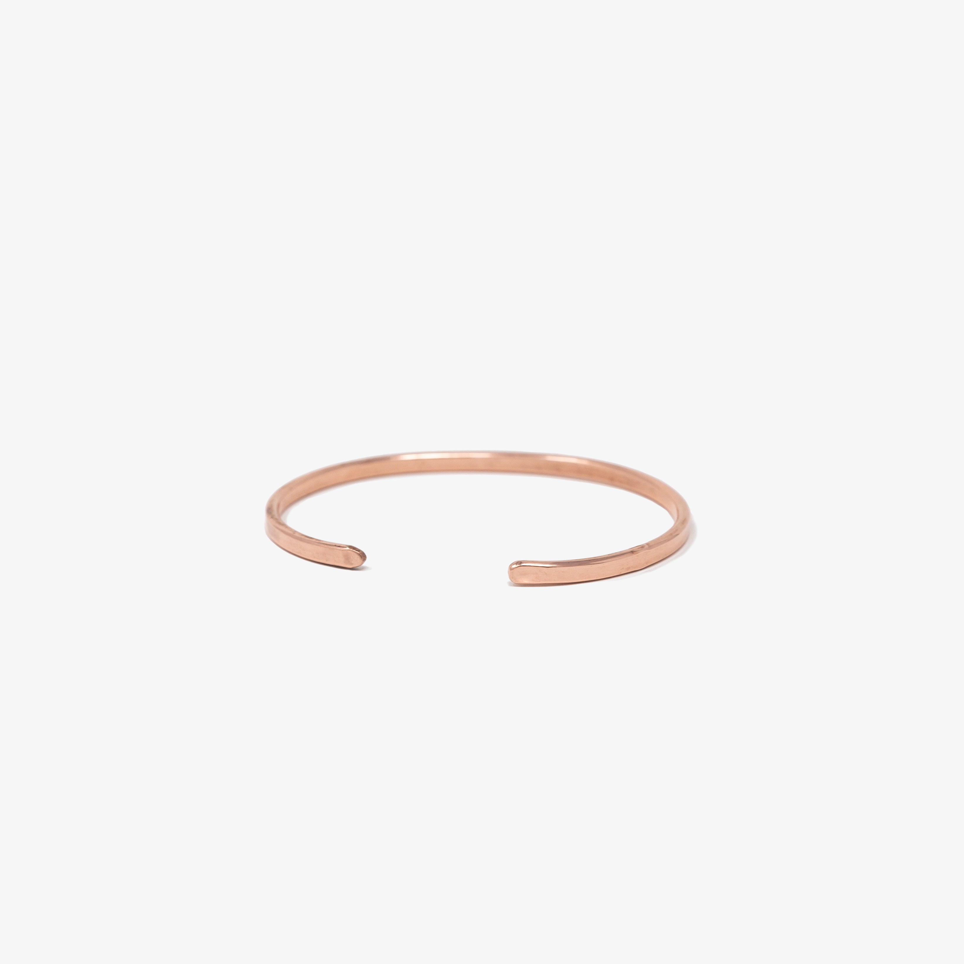 Schmaler Kupfer Armreif – handgeschmiedetes Armband aus reinem Kupfer. Minimalistisch, edel und wohltuend für Körper & Seele | LOIS MATHAR