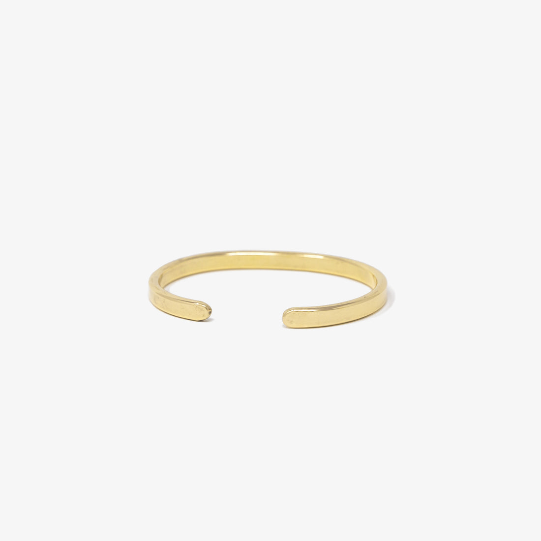 Armreif aus Messing – mittelbreit, goldfarbener Glanz, handgefertigt. Ein Armband mit Ausdruck