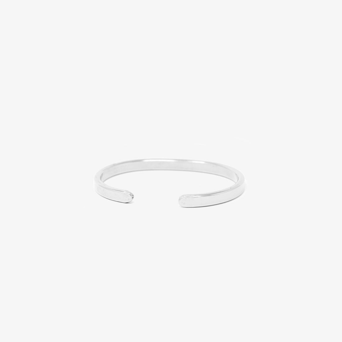 Mittelbreiter Edelstahl Armreif – schlicht, robust & handgeschmiedet. Ein Armband, mit klarer Linie & zeitlosem Design | LOIS MATHAR