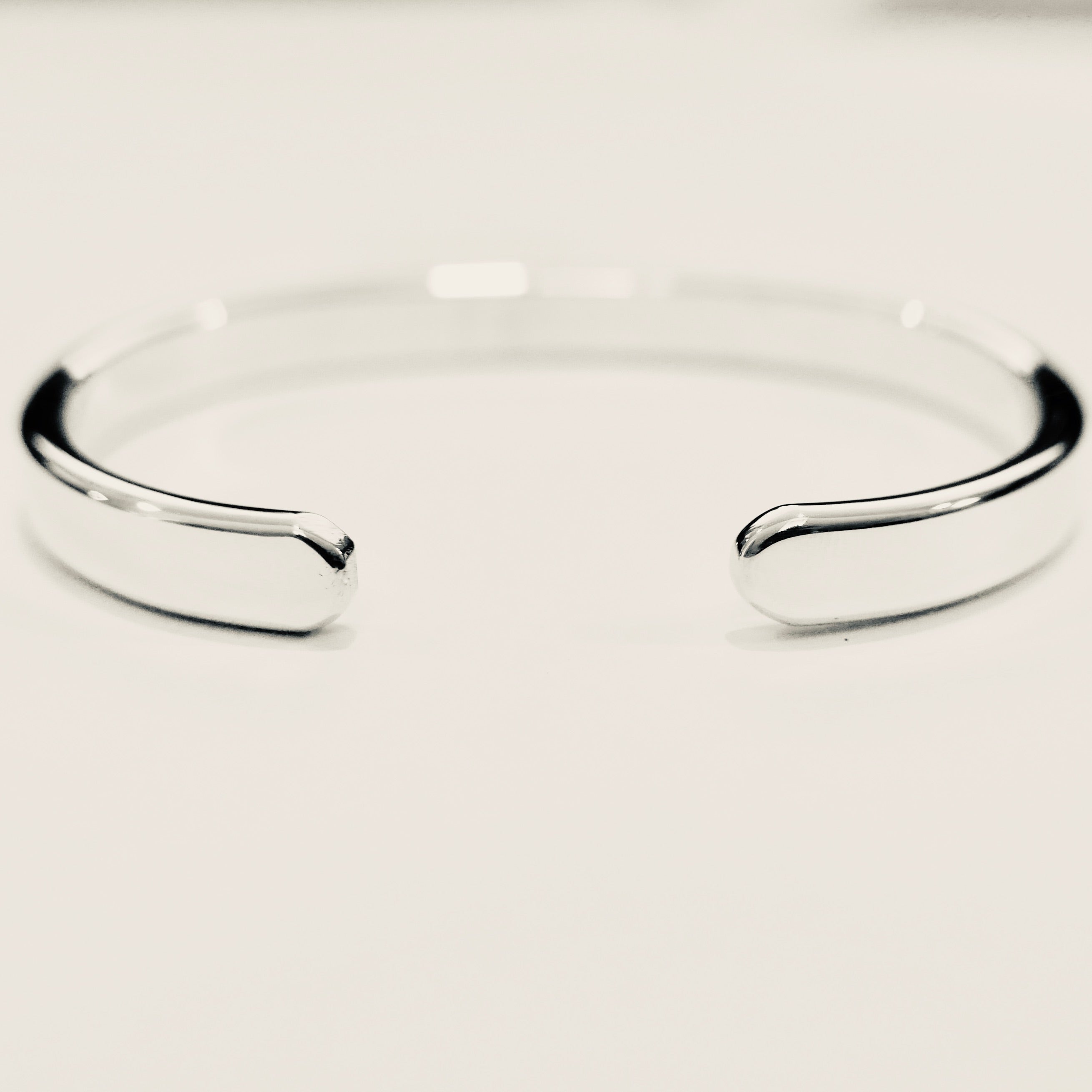 Armband aus 925 Silber – kraftvoll, edel & Ausdruck von Klasse.