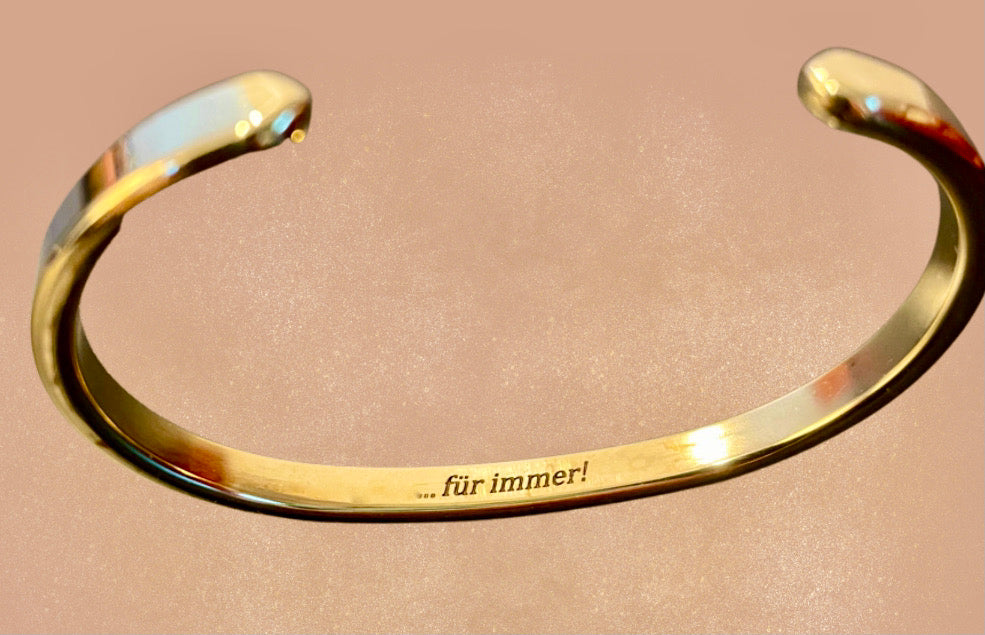 Messing Armband schmal mit Gravur – zeitlos & bedeutungsvoll. Ein einzigartiges Geschenk von LOIS MATHAR