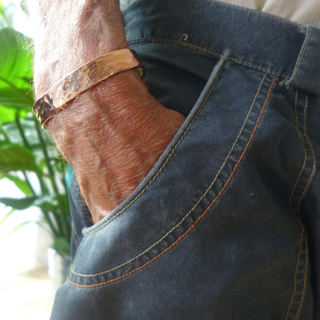 Kupfer Armband mit Schmiedespuren – Armreif mit klarer Formensprache. Ein Geschenk mit Symbolkraft zur Kupferhochzeit.