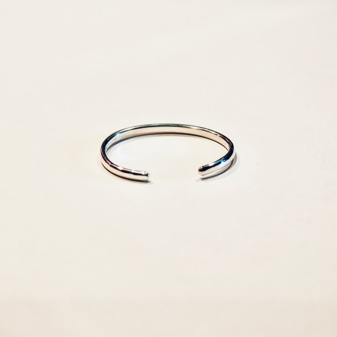 Schmaler Armreif aus Sterling Silber mit Gravur. Edel, handgeschmiedet & persönlich. Graziles  Armband mit Botschaft für einen Lieblingsmenschen | LOIS MATHAR