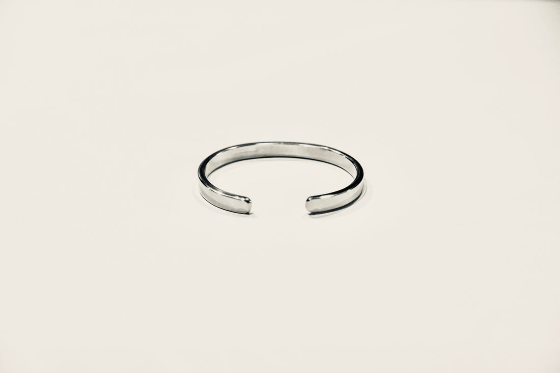 Breiter Armreif aus Sterling-Silber mit Gravur. Handgeschmiedet und persönlich. Edles  Armband mit einer Botschaft für Deinen Lieblingsmenschen| LOIS MATHAR