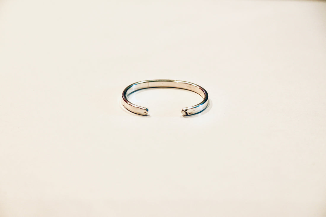 mittelbreiter Armreif aus Sterling-Silber – ein edles Armband, handgeschmiedet, schlicht & zeitlos | LOIS MATHAR