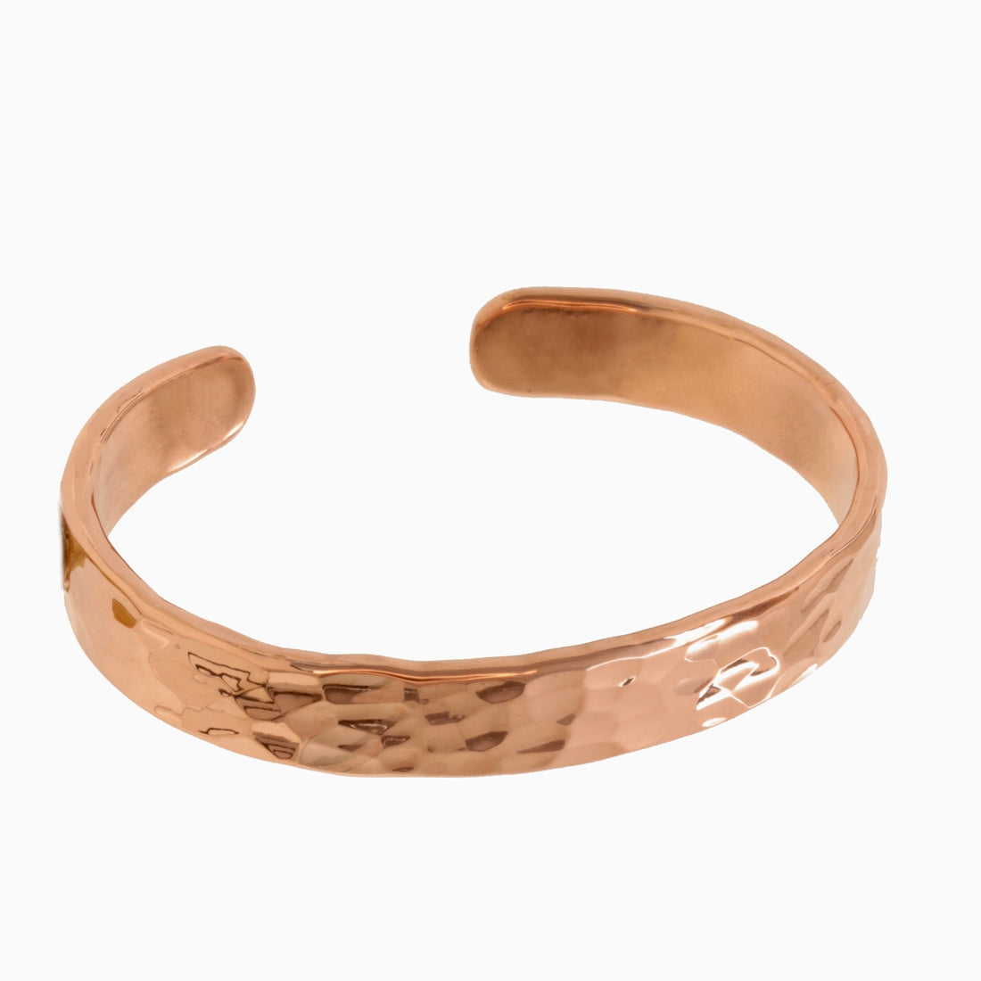 Breiter Kupfer Armreif mit Schmiedespuren– auffallendes Armband in markantem Design, handgeschmiedet und wohltuend für Körper & Seele.