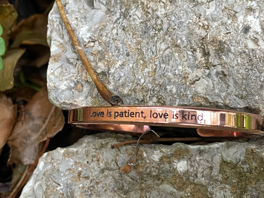 Kupferarmband, mittlere Variante, mit Gravur und Worten, die bleiben. Ein Geschenk für&