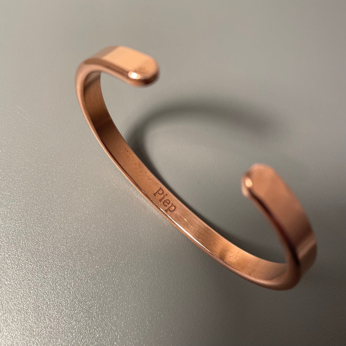Armband aus reinem Kupfer in breit. Graviert mit einer Botschaft, die nur der Beschenkte versteht.