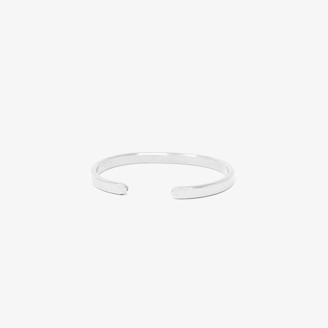 mittelbreites Edelstahl Armreif mit Gravur – puristisch, zeitlos und persönlich. Ein einzigartiges Armband mit klarer Botschaft | LOIS MATHAR