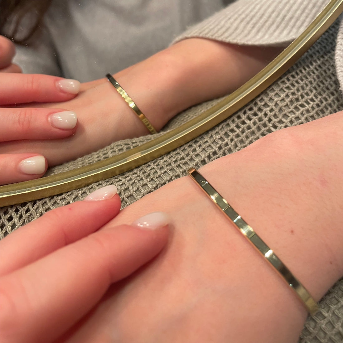 Schmaler Messing Armreif – zartes Armband mit goldfarbenem Glanz.