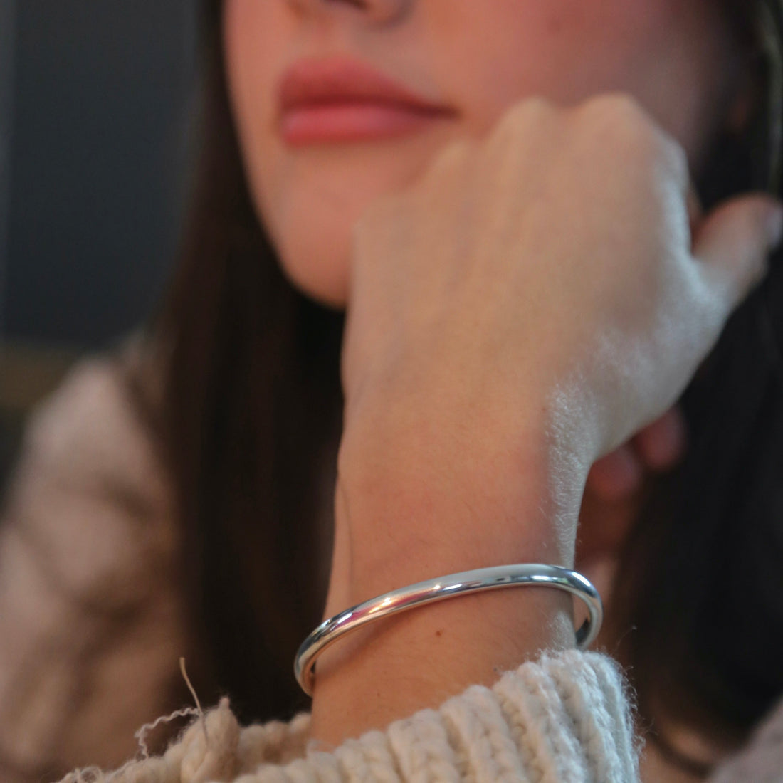 Silber Armreif, habrund mit Gravur – ein besonderes Armband für einen besonderen Menschen.
