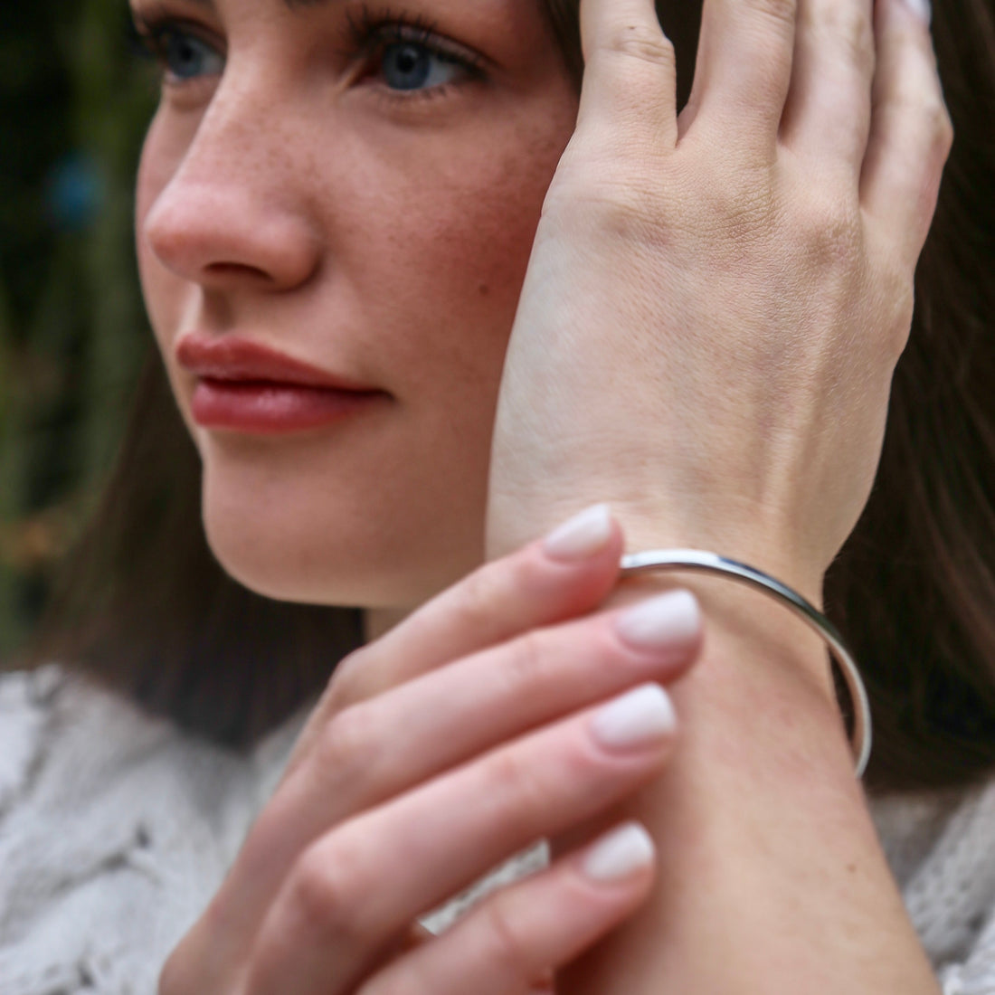 zarter Armreif aus 925 Silber – minimalistisch & elegant. Handarbeit | LOIS MATHAR