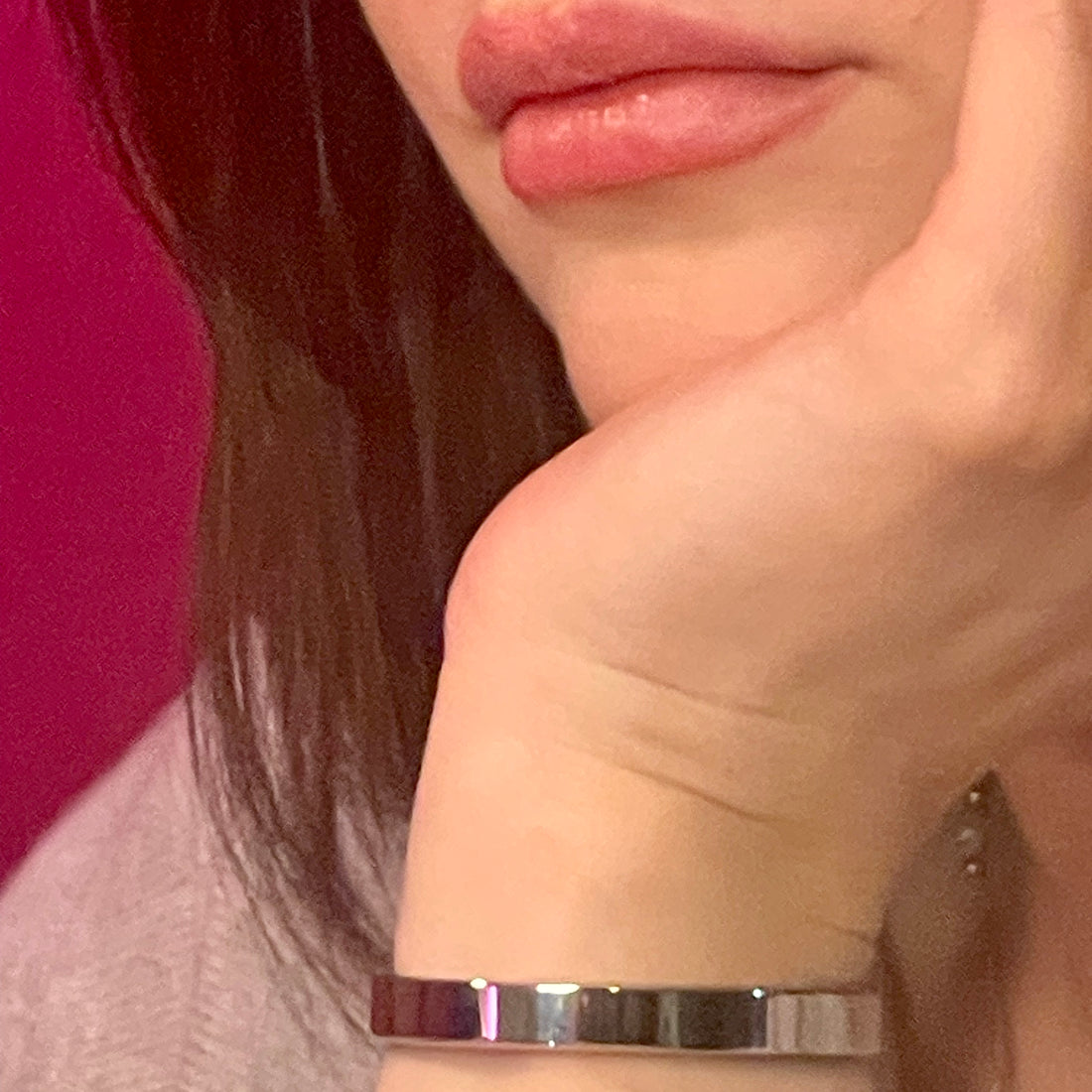 Breiter Edelstahl Armreif, von Hand gefertigt und graviert . Schmuck mit Charakter.